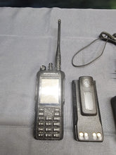 Load image into Gallery viewer, Motorola MOTOTRBO R7 403-512 MHz UHF Two Way Radio w Charger AAH06RDN9WA1AN