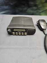 Load image into Gallery viewer, Motorola CDM1550 LS 136-174 MHz 40 Watt VHF Two Way Radio AAM25KKF9DU6AN w Mic
