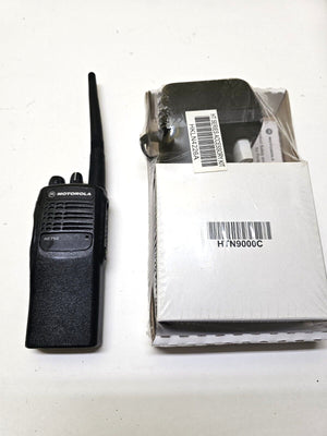 MOTOROLA HT750 136-174 MHz VHF 16ch TWO WAY RADIO AAH25KDC9AA3AN w Charger