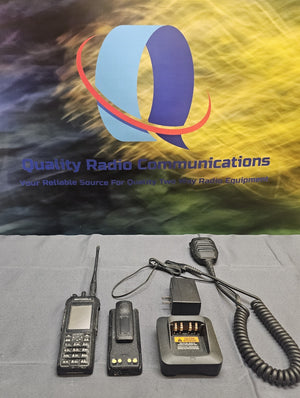 Motorola MOTOTRBO R7 403-512 MHz UHF Two Way Radio w Charger AAH06RDN9WA1AN