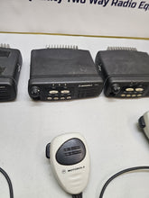 Load image into Gallery viewer, FOUR Motorola CDM750 25 Watt 136-174 MHz VHF Two Way Radio w Mic AAM25KHC9AA1AN
