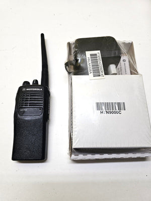 MOTOROLA HT750 136-174 MHz VHF 16ch TWO WAY RADIO AAH25KDC9AA3AN w Charger