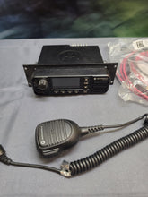 Load image into Gallery viewer, Motorola MOTOTRBO XPR5550e 450-512 MHz UHF Two Way Radio w Mic AAM28TRN9WA1AN
