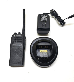 MOTOROLA HT750 136-174 MHz VHF 16ch TWO WAY RADIO AAH25KDC9AA3AN w Charger