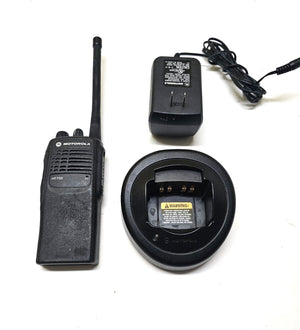 MOTOROLA HT750 136-174 MHz VHF 16ch TWO WAY RADIO AAH25KDC9AA3AN w Charger