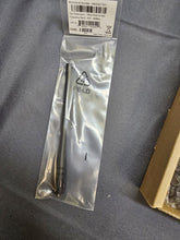 Load image into Gallery viewer, NEW IN BOX Motorola DTR700 DTS150NBDLAA 900Mhz Two Way Radio w Charger &amp; Antenna
