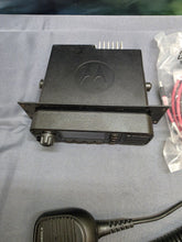 Load image into Gallery viewer, Motorola MOTOTRBO XPR5550e 450-512 MHz UHF Two Way Radio w Mic AAM28TRN9WA1AN
